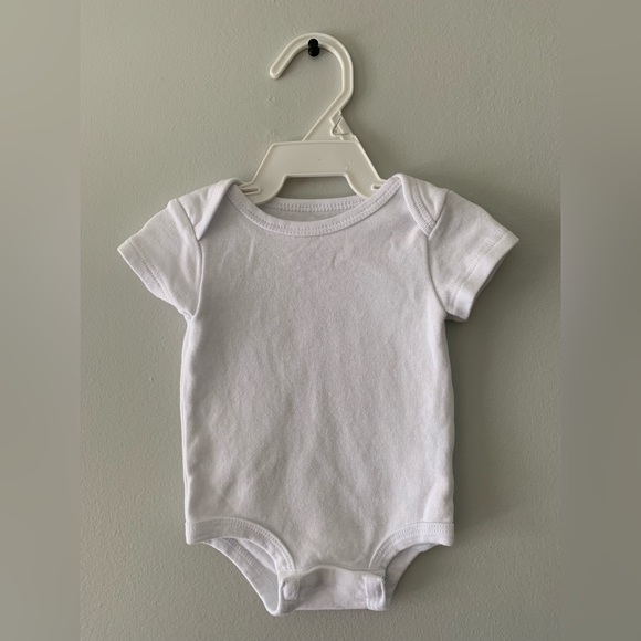 #7. Set of plain bodysuits. 3m. One white, one grey, one white with stripes. - Picture 5 of 7